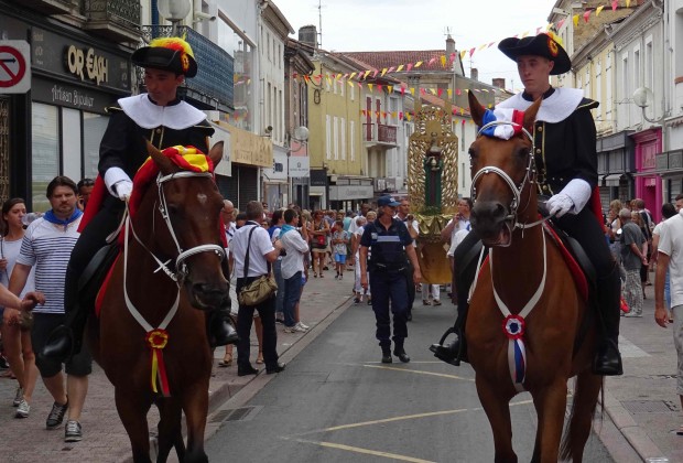 La vierge de la Madeleine se rend en procession jusqu'aux arènes, précédée des deux alguazils à cheval...