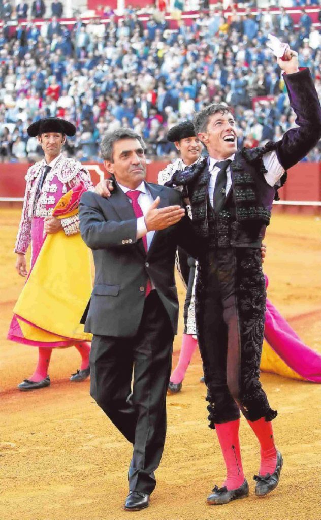 Victorino Martin fils accompagne le torero Manuel Escribano dans une vuelta triomphale, à Séville, en avril 2016, après la grâce méritée du toro Cobradiezmos...
