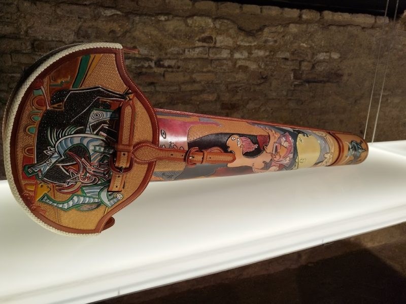 Un esporton de cuir, étui pour les épées de matadors, décoré en hommage à Pablo Picasso