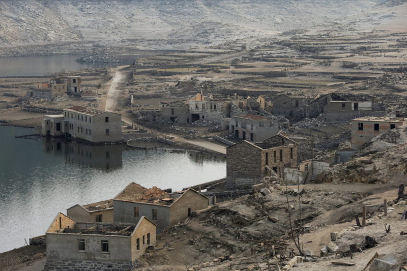Le village d’Aceredo, en Galice, englouti depuis trente ans sous les eaux d’un barrage, a complètement refait surface à cause de la sécheresse.