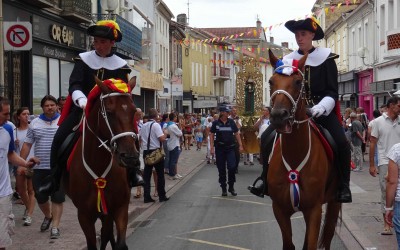 La vierge de la Madeleine se rend en procession jusqu'aux arènes, précédée des deux alguazils à cheval...