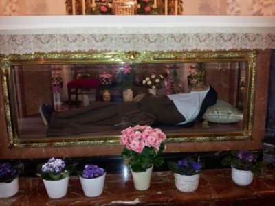 Le corps conservé de Sor Angela de la Cruz, exposé aux visiteurs dans sa chapelle à Séville